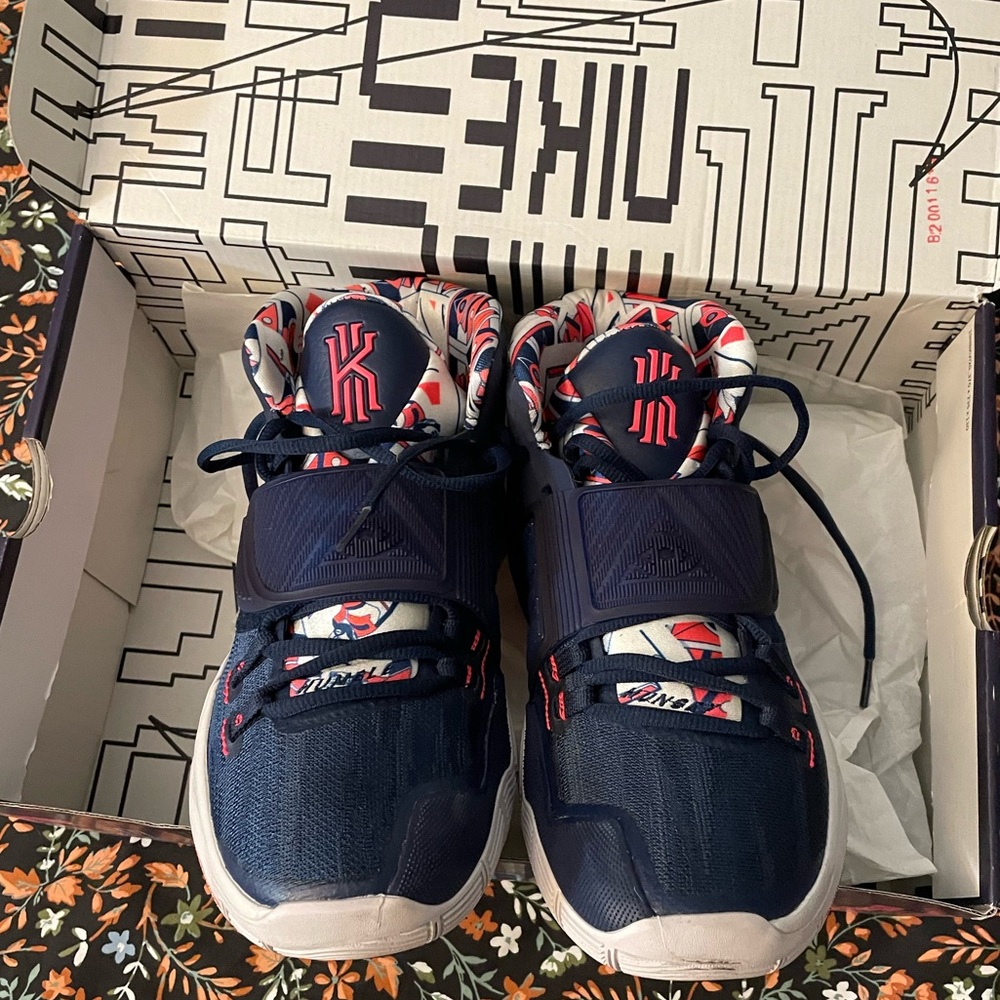 Tennis shoes size 10